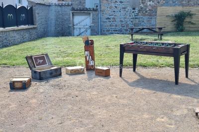 Miniature Location salle Saint-Didier-sur-Beaujeu (Rhône) - Domaine de la Croix Rochefort #26 Intérieur d'un entrepôt vide avec des places de stationnement réservées aux personnes handicapées au premier plan.