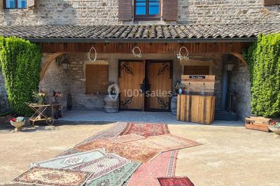 Miniature Location salle Saint-Didier-sur-Beaujeu (Rhône) - Domaine de la Croix Rochefort #33 Intérieur d'un entrepôt vide avec des places de stationnement réservées aux personnes handicapées au premier plan.