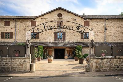 Miniature Location salle Saint-Didier-sur-Beaujeu (Rhône) - Domaine de la Croix Rochefort #154 Intérieur d'un entrepôt vide avec des places de stationnement réservées aux personnes handicapées au premier plan.