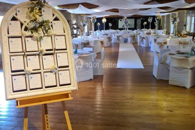 Miniature Location salle Saint-Didier-sur-Beaujeu (Rhône) - Domaine de la Croix Rochefort #23 Intérieur d'un entrepôt vide avec des places de stationnement réservées aux personnes handicapées au premier plan.