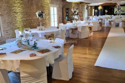 Miniature Location salle Saint-Didier-sur-Beaujeu (Rhône) - Domaine de la Croix Rochefort #24 Intérieur d'un entrepôt vide avec des places de stationnement réservées aux personnes handicapées au premier plan.