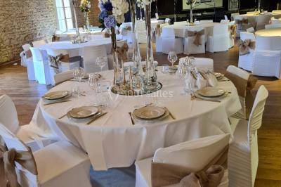 Miniature Location salle Saint-Didier-sur-Beaujeu (Rhône) - Domaine de la Croix Rochefort #27 Intérieur d'un entrepôt vide avec des places de stationnement réservées aux personnes handicapées au premier plan.