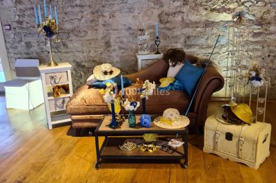 Miniature Location salle Saint-Didier-sur-Beaujeu (Rhône) - Domaine de la Croix Rochefort #31 Intérieur d'un entrepôt vide avec des places de stationnement réservées aux personnes handicapées au premier plan.