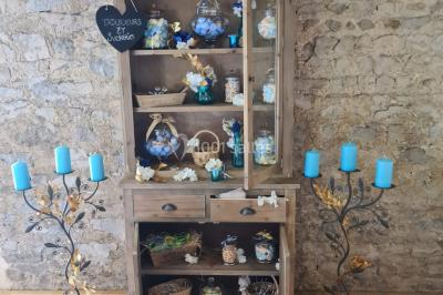 Miniature Location salle Saint-Didier-sur-Beaujeu (Rhône) - Domaine de la Croix Rochefort #28 Intérieur d'un entrepôt vide avec des places de stationnement réservées aux personnes handicapées au premier plan.