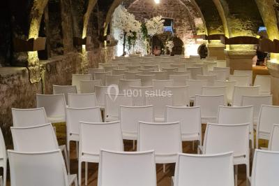 Miniature Location salle Saint-Didier-sur-Beaujeu (Rhône) - Domaine de la Croix Rochefort #30 Intérieur d'un entrepôt vide avec des places de stationnement réservées aux personnes handicapées au premier plan.