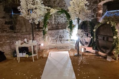 Miniature Location salle Saint-Didier-sur-Beaujeu (Rhône) - Domaine de la Croix Rochefort #32 Intérieur d'un entrepôt vide avec des places de stationnement réservées aux personnes handicapées au premier plan.