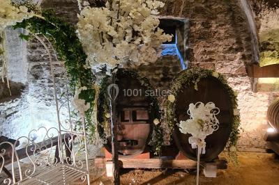 Miniature Location salle Saint-Didier-sur-Beaujeu (Rhône) - Domaine de la Croix Rochefort #36 Intérieur d'un entrepôt vide avec des places de stationnement réservées aux personnes handicapées au premier plan.