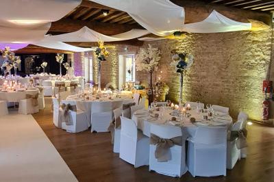 Miniature Location salle Saint-Didier-sur-Beaujeu (Rhône) - Domaine de la Croix Rochefort #8 Intérieur d'un entrepôt vide avec des places de stationnement réservées aux personnes handicapées au premier plan.