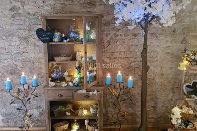 Miniature Location salle Saint-Didier-sur-Beaujeu (Rhône) - Domaine de la Croix Rochefort #42 Intérieur d'un entrepôt vide avec des places de stationnement réservées aux personnes handicapées au premier plan.