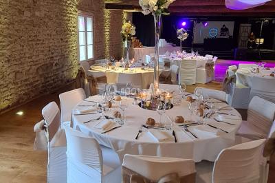 Miniature Location salle Saint-Didier-sur-Beaujeu (Rhône) - Domaine de la Croix Rochefort #38 Intérieur d'un entrepôt vide avec des places de stationnement réservées aux personnes handicapées au premier plan.