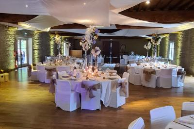 Miniature Location salle Saint-Didier-sur-Beaujeu (Rhône) - Domaine de la Croix Rochefort #84 Intérieur d'un entrepôt vide avec des places de stationnement réservées aux personnes handicapées au premier plan.