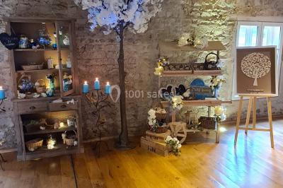 Miniature Location salle Saint-Didier-sur-Beaujeu (Rhône) - Domaine de la Croix Rochefort #39 Intérieur d'un entrepôt vide avec des places de stationnement réservées aux personnes handicapées au premier plan.