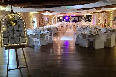 Miniature Location salle Saint-Didier-sur-Beaujeu (Rhône) - Domaine de la Croix Rochefort #40 Intérieur d'un entrepôt vide avec des places de stationnement réservées aux personnes handicapées au premier plan.