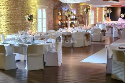 Miniature Location salle Saint-Didier-sur-Beaujeu (Rhône) - Domaine de la Croix Rochefort #41 Intérieur d'un entrepôt vide avec des places de stationnement réservées aux personnes handicapées au premier plan.