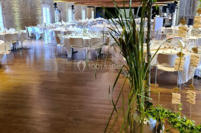 Miniature Location salle Saint-Didier-sur-Beaujeu (Rhône) - Domaine de la Croix Rochefort #44 Intérieur d'un entrepôt vide avec des places de stationnement réservées aux personnes handicapées au premier plan.