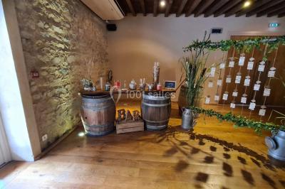 Miniature Location salle Saint-Didier-sur-Beaujeu (Rhône) - Domaine de la Croix Rochefort #45 Intérieur d'un entrepôt vide avec des places de stationnement réservées aux personnes handicapées au premier plan.