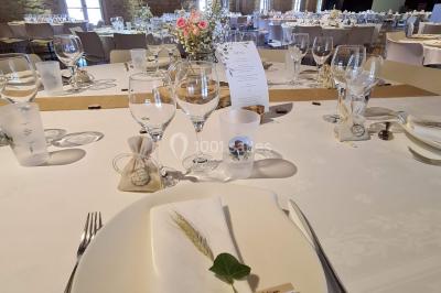 Miniature Location salle Saint-Didier-sur-Beaujeu (Rhône) - Domaine de la Croix Rochefort #46 Intérieur d'un entrepôt vide avec des places de stationnement réservées aux personnes handicapées au premier plan.