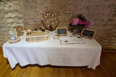 Miniature Location salle Saint-Didier-sur-Beaujeu (Rhône) - Domaine de la Croix Rochefort #47 Intérieur d'un entrepôt vide avec des places de stationnement réservées aux personnes handicapées au premier plan.