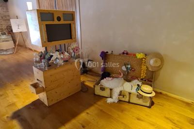 Miniature Location salle Saint-Didier-sur-Beaujeu (Rhône) - Domaine de la Croix Rochefort #48 Intérieur d'un entrepôt vide avec des places de stationnement réservées aux personnes handicapées au premier plan.