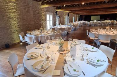 Miniature Location salle Saint-Didier-sur-Beaujeu (Rhône) - Domaine de la Croix Rochefort #49 Intérieur d'un entrepôt vide avec des places de stationnement réservées aux personnes handicapées au premier plan.