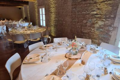 Miniature Location salle Saint-Didier-sur-Beaujeu (Rhône) - Domaine de la Croix Rochefort #51 Intérieur d'un entrepôt vide avec des places de stationnement réservées aux personnes handicapées au premier plan.