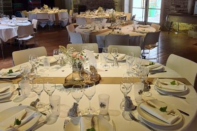 Miniature Location salle Saint-Didier-sur-Beaujeu (Rhône) - Domaine de la Croix Rochefort #52 Intérieur d'un entrepôt vide avec des places de stationnement réservées aux personnes handicapées au premier plan.