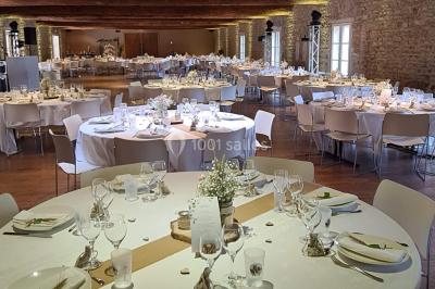 Miniature Location salle Saint-Didier-sur-Beaujeu (Rhône) - Domaine de la Croix Rochefort #53 Intérieur d'un entrepôt vide avec des places de stationnement réservées aux personnes handicapées au premier plan.