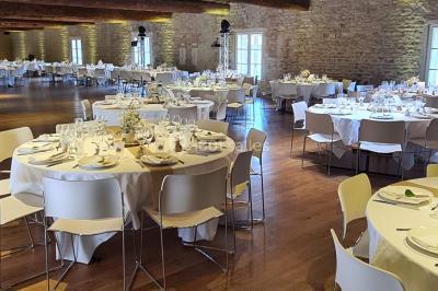 Miniature Location salle Saint-Didier-sur-Beaujeu (Rhône) - Domaine de la Croix Rochefort #54 Intérieur d'un entrepôt vide avec des places de stationnement réservées aux personnes handicapées au premier plan.
