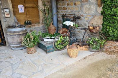 Miniature Location salle Saint-Didier-sur-Beaujeu (Rhône) - Domaine de la Croix Rochefort #58 Intérieur d'un entrepôt vide avec des places de stationnement réservées aux personnes handicapées au premier plan.