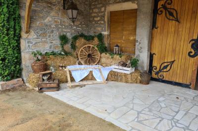 Miniature Location salle Saint-Didier-sur-Beaujeu (Rhône) - Domaine de la Croix Rochefort #59 Intérieur d'un entrepôt vide avec des places de stationnement réservées aux personnes handicapées au premier plan.