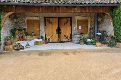 Miniature Location salle Saint-Didier-sur-Beaujeu (Rhône) - Domaine de la Croix Rochefort #60 Intérieur d'un entrepôt vide avec des places de stationnement réservées aux personnes handicapées au premier plan.