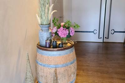 Miniature Location salle Saint-Didier-sur-Beaujeu (Rhône) - Domaine de la Croix Rochefort #62 Intérieur d'un entrepôt vide avec des places de stationnement réservées aux personnes handicapées au premier plan.