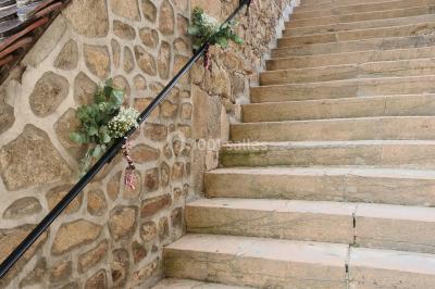 Miniature Location salle Saint-Didier-sur-Beaujeu (Rhône) - Domaine de la Croix Rochefort #65 Intérieur d'un entrepôt vide avec des places de stationnement réservées aux personnes handicapées au premier plan.
