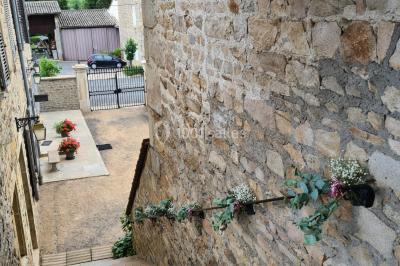Miniature Location salle Saint-Didier-sur-Beaujeu (Rhône) - Domaine de la Croix Rochefort #66 Intérieur d'un entrepôt vide avec des places de stationnement réservées aux personnes handicapées au premier plan.