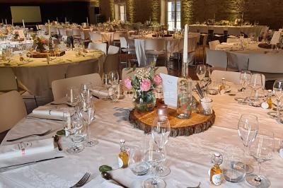 Miniature Location salle Saint-Didier-sur-Beaujeu (Rhône) - Domaine de la Croix Rochefort #69 Intérieur d'un entrepôt vide avec des places de stationnement réservées aux personnes handicapées au premier plan.