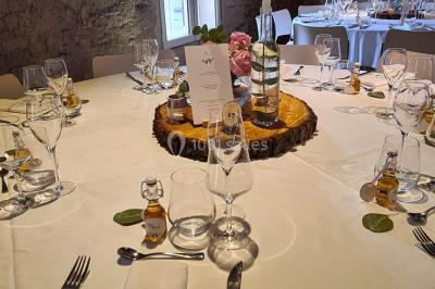 Miniature Location salle Saint-Didier-sur-Beaujeu (Rhône) - Domaine de la Croix Rochefort #70 Intérieur d'un entrepôt vide avec des places de stationnement réservées aux personnes handicapées au premier plan.