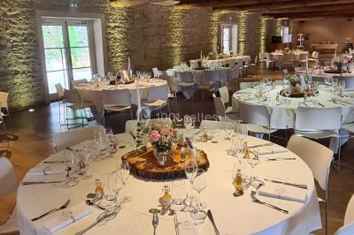 Miniature Location salle Saint-Didier-sur-Beaujeu (Rhône) - Domaine de la Croix Rochefort #71 Intérieur d'un entrepôt vide avec des places de stationnement réservées aux personnes handicapées au premier plan.