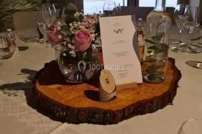 Miniature Location salle Saint-Didier-sur-Beaujeu (Rhône) - Domaine de la Croix Rochefort #72 Intérieur d'un entrepôt vide avec des places de stationnement réservées aux personnes handicapées au premier plan.