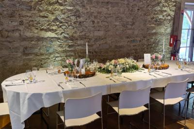 Miniature Location salle Saint-Didier-sur-Beaujeu (Rhône) - Domaine de la Croix Rochefort #73 Intérieur d'un entrepôt vide avec des places de stationnement réservées aux personnes handicapées au premier plan.