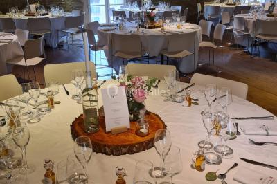 Miniature Location salle Saint-Didier-sur-Beaujeu (Rhône) - Domaine de la Croix Rochefort #74 Intérieur d'un entrepôt vide avec des places de stationnement réservées aux personnes handicapées au premier plan.