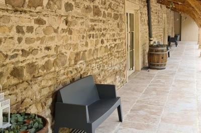 Miniature Location salle Saint-Didier-sur-Beaujeu (Rhône) - Domaine de la Croix Rochefort #76 Intérieur d'un entrepôt vide avec des places de stationnement réservées aux personnes handicapées au premier plan.