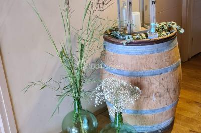 Miniature Location salle Saint-Didier-sur-Beaujeu (Rhône) - Domaine de la Croix Rochefort #77 Intérieur d'un entrepôt vide avec des places de stationnement réservées aux personnes handicapées au premier plan.