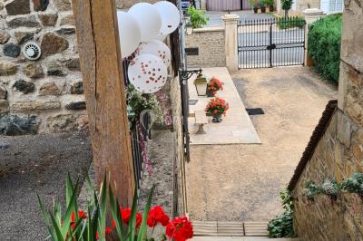 Miniature Location salle Saint-Didier-sur-Beaujeu (Rhône) - Domaine de la Croix Rochefort #78 Intérieur d'un entrepôt vide avec des places de stationnement réservées aux personnes handicapées au premier plan.