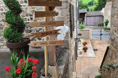 Miniature Location salle Saint-Didier-sur-Beaujeu (Rhône) - Domaine de la Croix Rochefort #81 Intérieur d'un entrepôt vide avec des places de stationnement réservées aux personnes handicapées au premier plan.