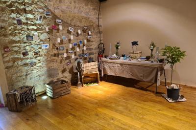 Miniature Location salle Saint-Didier-sur-Beaujeu (Rhône) - Domaine de la Croix Rochefort #82 Intérieur d'un entrepôt vide avec des places de stationnement réservées aux personnes handicapées au premier plan.