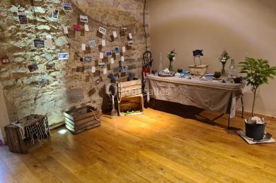 Miniature Location salle Saint-Didier-sur-Beaujeu (Rhône) - Domaine de la Croix Rochefort #83 Intérieur d'un entrepôt vide avec des places de stationnement réservées aux personnes handicapées au premier plan.