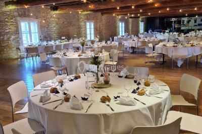 Miniature Location salle Saint-Didier-sur-Beaujeu (Rhône) - Domaine de la Croix Rochefort #4 Intérieur d'un entrepôt vide avec des places de stationnement réservées aux personnes handicapées au premier plan.