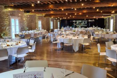 Miniature Location salle Saint-Didier-sur-Beaujeu (Rhône) - Domaine de la Croix Rochefort #86 Intérieur d'un entrepôt vide avec des places de stationnement réservées aux personnes handicapées au premier plan.