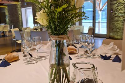 Miniature Location salle Saint-Didier-sur-Beaujeu (Rhône) - Domaine de la Croix Rochefort #88 Intérieur d'un entrepôt vide avec des places de stationnement réservées aux personnes handicapées au premier plan.