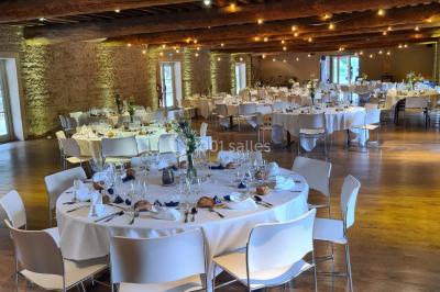 Miniature Location salle Saint-Didier-sur-Beaujeu (Rhône) - Domaine de la Croix Rochefort #89 Intérieur d'un entrepôt vide avec des places de stationnement réservées aux personnes handicapées au premier plan.